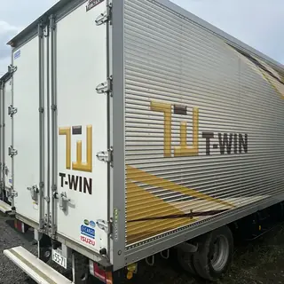 トラックのラッピングデザイン