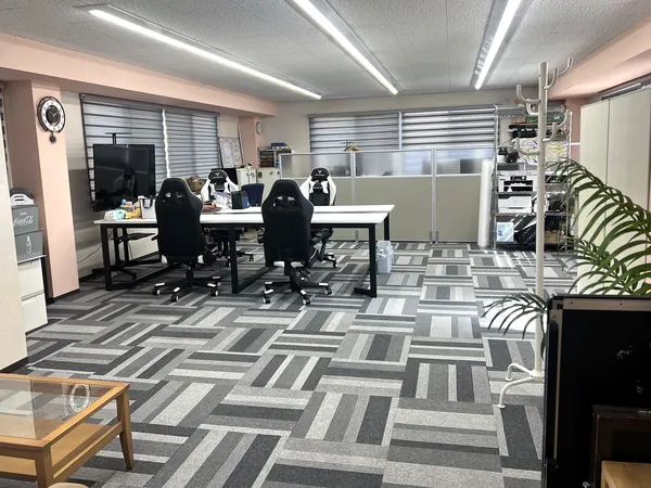 草津市の事務所の、打ち合わせと作業のスペース